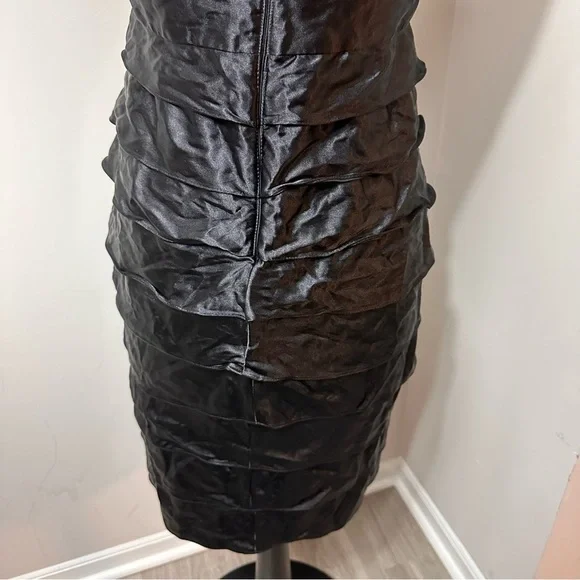 London Times Black Sleeveless Ruffled Dress in Size 10 - Picture 6 of 6